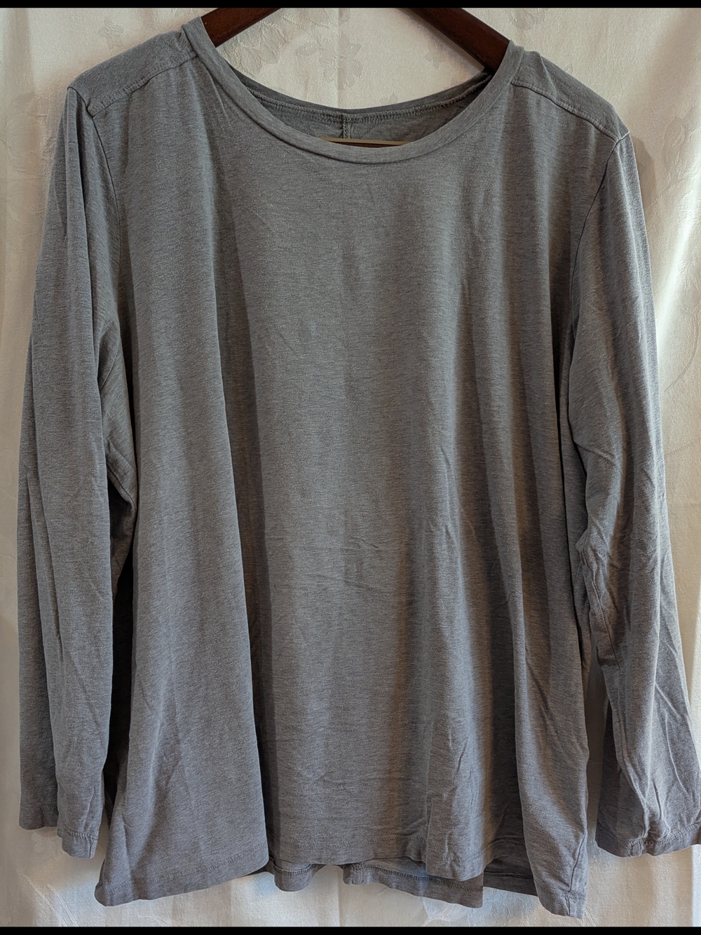 Sejour Long-Sleeve Crewneck Tee in Light Gray